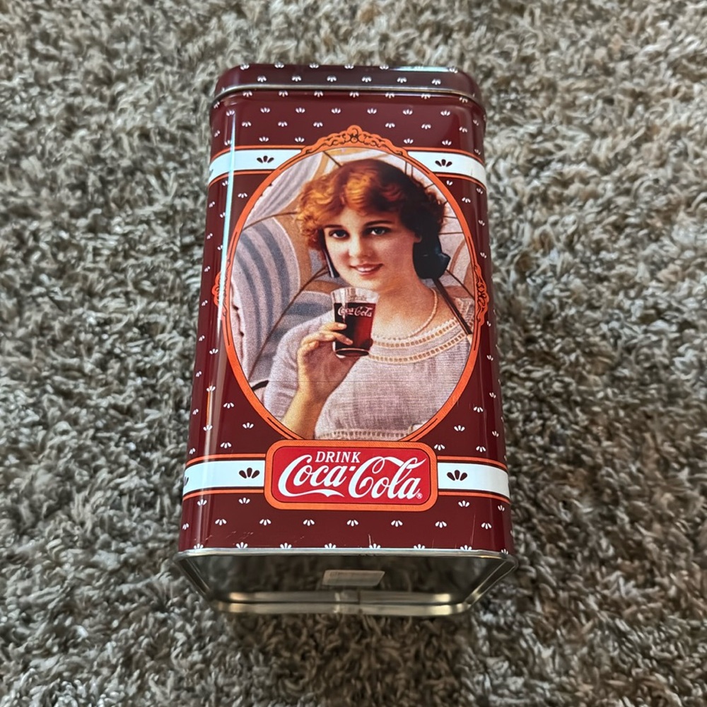Coca Cola tin.- B1 - Picture 1 of 3